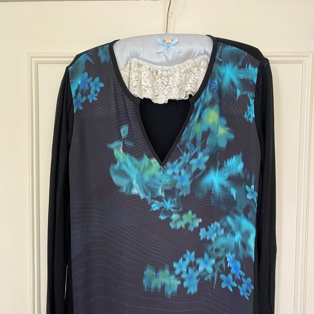 V Neck Elie Tahari top